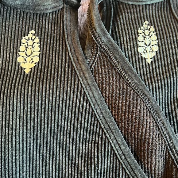 NWOT Happiness Runs Long Crop Sz XS/SM in Black - Picture 10 of 12